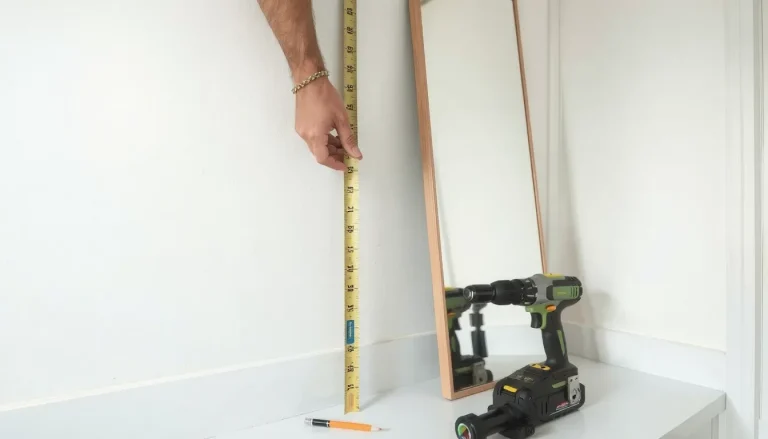 À quelle hauteur fixer un miroir vertical : le guide chiffré pièce par pièce